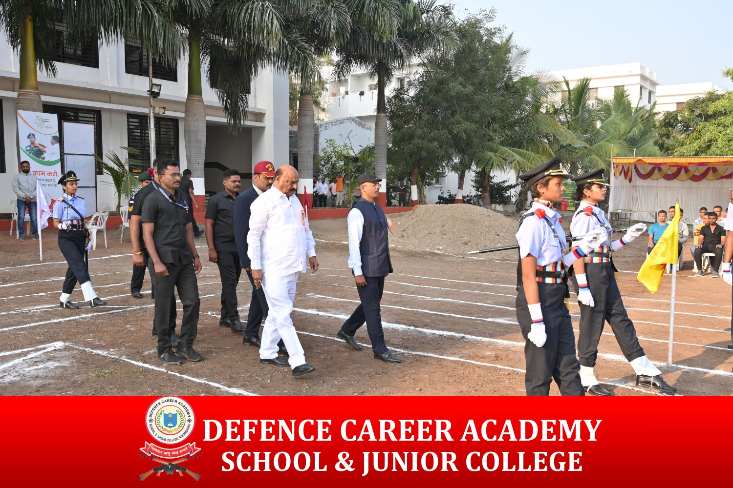 student-getting-awards-from-senior-army-top-10-CDS-coaching-centres-in-aurangabad